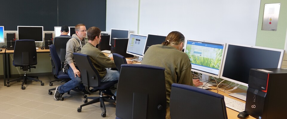 Gefangene im Computerschulungsraum der JVA