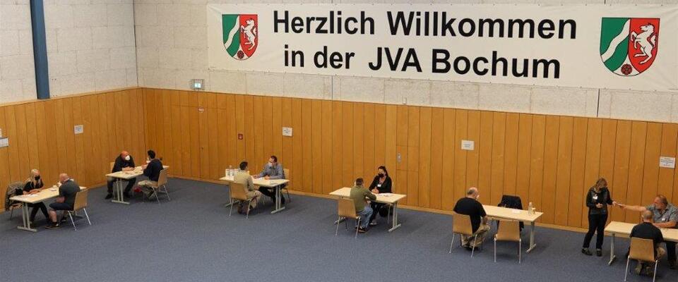Beratungsstellen von unterschiedlichen Trägern in der Turnhalle.